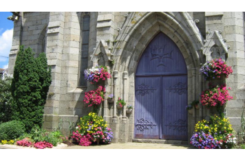 porche de l'église fleurie pays touristique Terre D'Armor